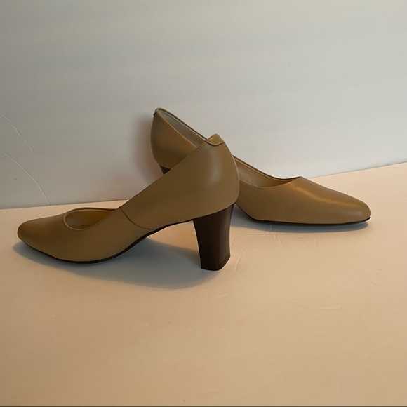 New Jessica London tan heals.  Size 8 1/2M - Picture 14 of 16